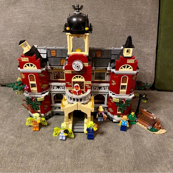 LEGO Hidden Side 70425 Newbury Haunted High School